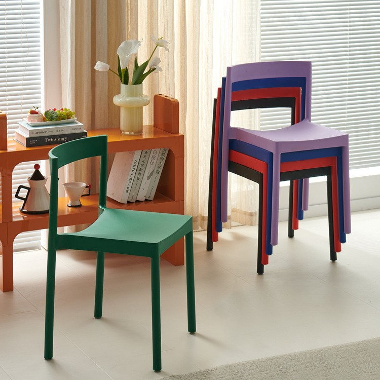 北欧塑料椅子可叠放餐椅设计师款创意家用靠背椅轻奢餐厅休闲餐桌