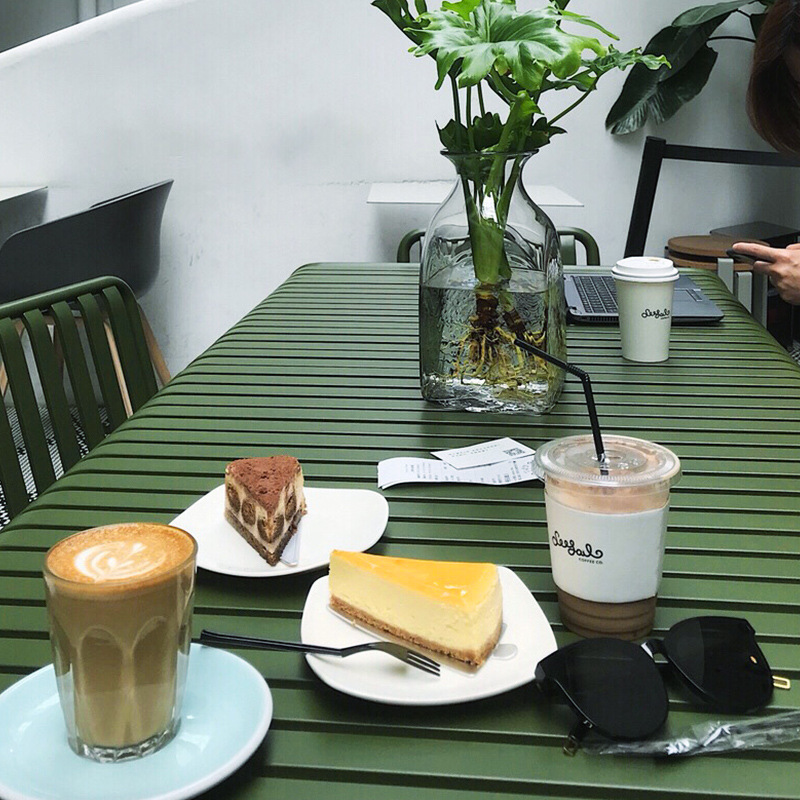 现代简约休闲庭院户外桌椅奶茶店咖啡厅铁艺彩色露天桌椅套装组合